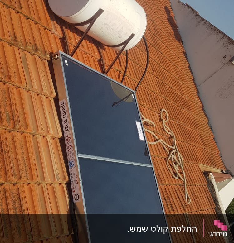 דוד שמש וקולטן על גג רעפים אדום